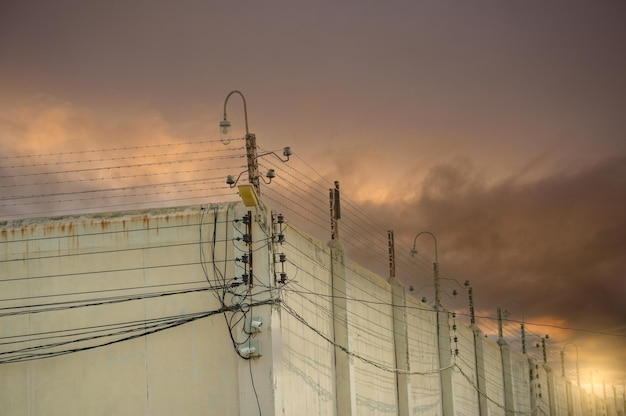 Cerca elétrica de segurança prisional e muro alto de concreto Cerca de alta tensão prisional Segurança de arame farpado