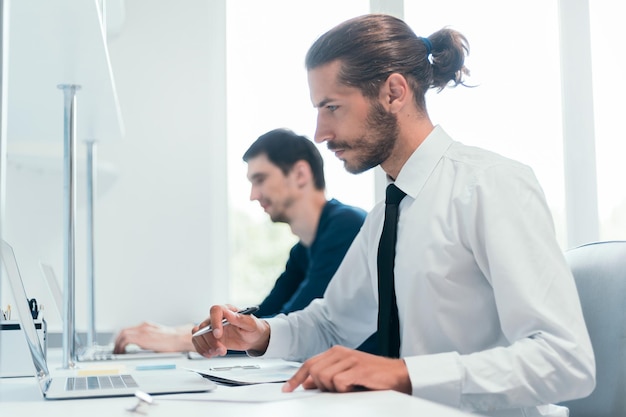 De cerca. los empleados trabajan con documentos en una oficina moderna.