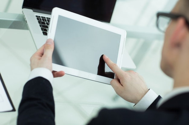 De cerca. empresario tocando la pantalla de la tableta digital. personas y tecnologia