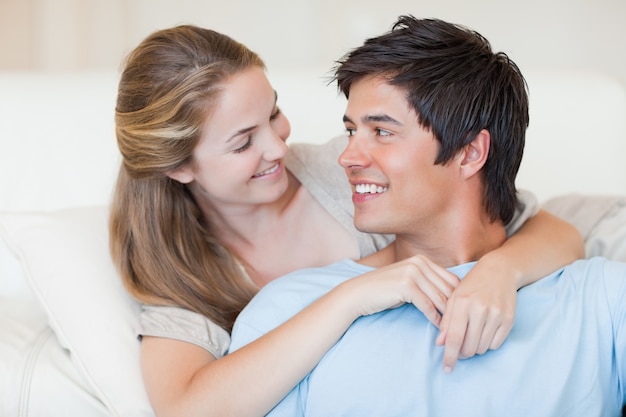 Cerca de una encantadora pareja posando