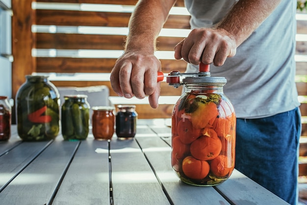 Cerca de un enlatado de tomates macho