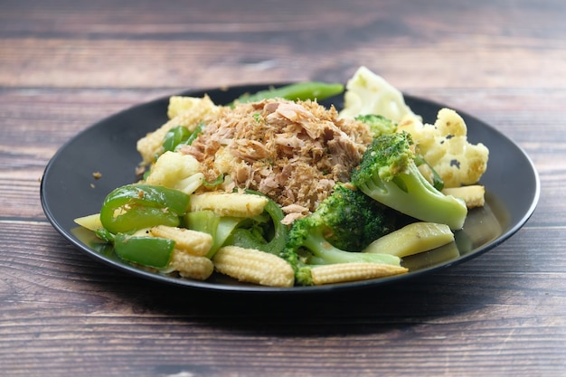 Cerca de ensalada de verduras casera en un plato.