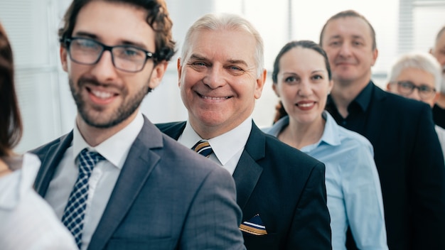 Foto de cerca. un equipo de empleados experimentados haciendo cola