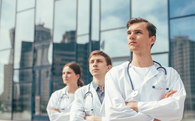 De cerca. equipo de médicos de pie en una calle de la ciudad.