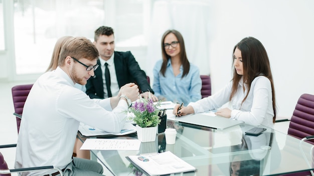 De cerca. equipo de negocios discutiendo nuevas ideas. trabajo en equipo