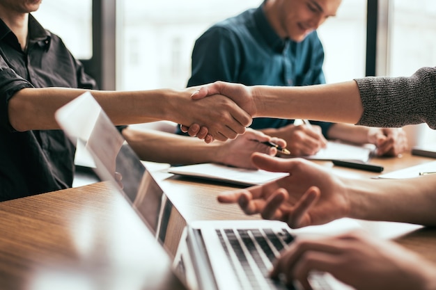 De cerca. equipo de negocios trabaja sentado en el escritorio de la oficina. concepto de negocio.