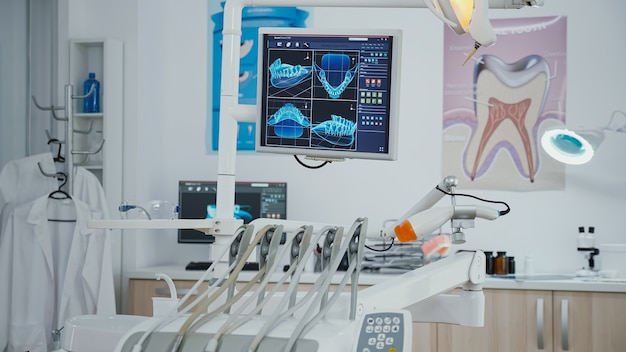 Cerca de equipos de estomatología dental profesional en oficina moderna y luminosa