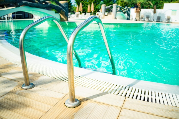 Foto cerca de las escaleras de metal de la piscina