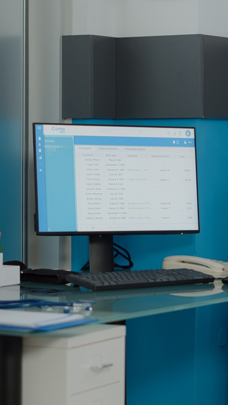 Foto cerca del escritorio vacío para enfermeras con monitor de computadora