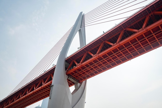 Cerca de la estructura del edificio del puente