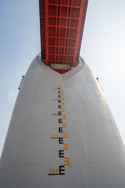 Cerca de la estructura del edificio del puente