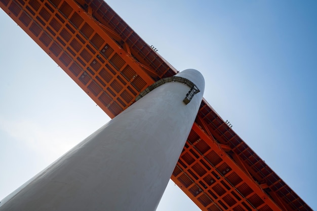 Cerca de la estructura del edificio del puente