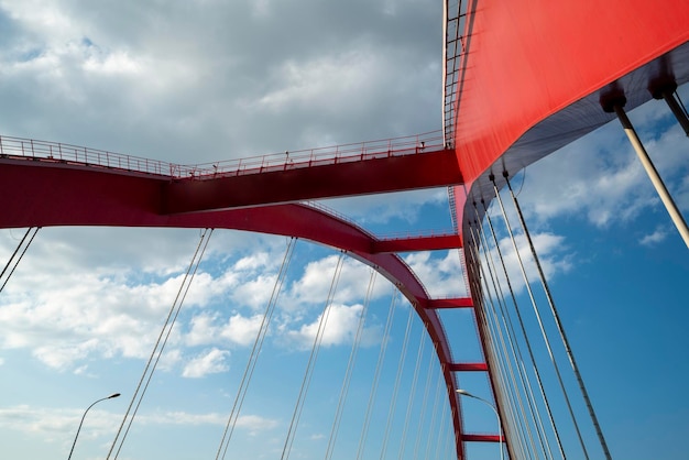 Cerca de la estructura del edificio del puente