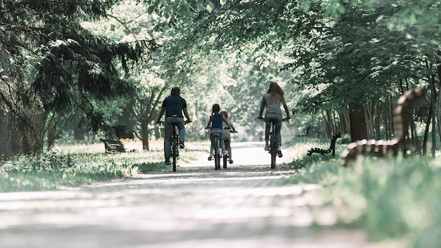 Cerca de la familia en un paseo en bicicleta por la mañana