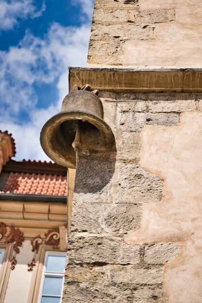 Cerca de la famosa campana de piedra