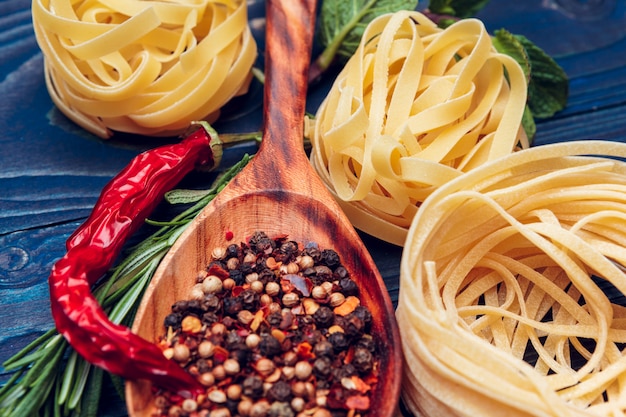 Cerca de una fettuccine de pasta italiana seca cruda