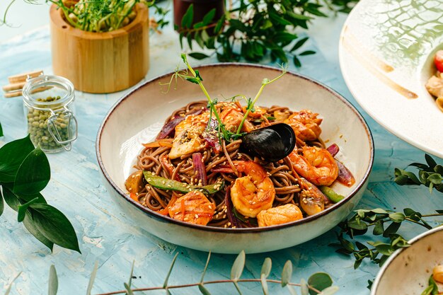 De cerca los fideos soba de mariscos gourmet