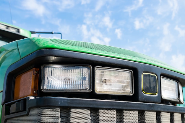 Cerca de la fila de faros de tractor contra el cielo azul