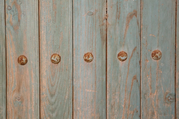 Cerca del fondo de la puerta de madera verde