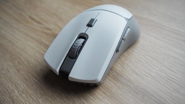cerca del frente futurista ratón de juego blanco inalámbrico
