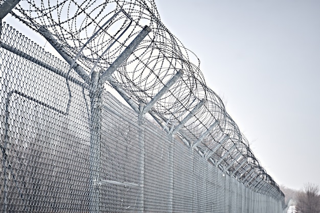 Foto cerca de la frontera con alambre de púas. cierre por cuarentena. instalación de detención de máxima seguridad.