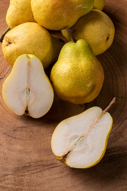 Cerca de frutas de peras maduras y deliciosas