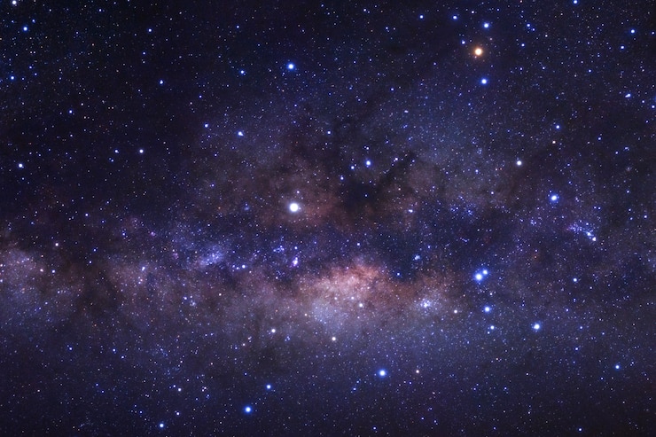 Foto cerca de la galaxia vía láctea con estrellas y polvo espacial en el universo