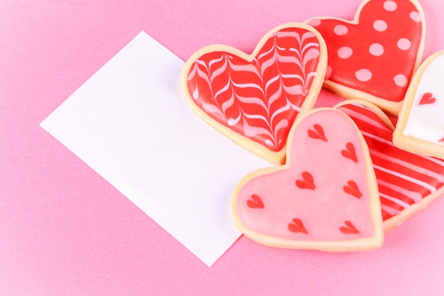Cerca de las galletas del día de San Valentín con tarjeta de felicitación
