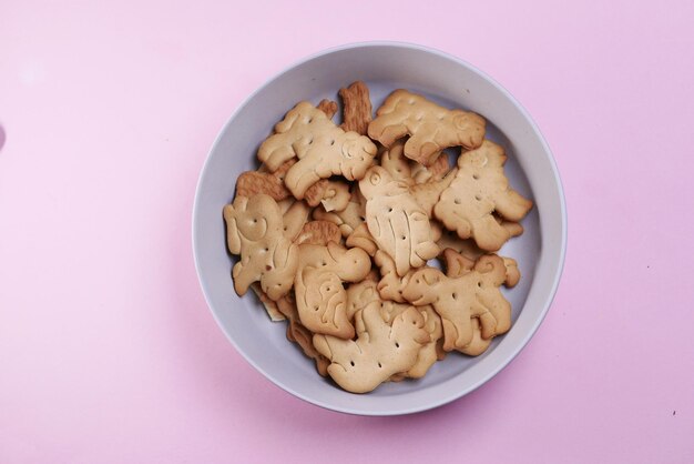 Cerca de galletas dulces en mesa de madera