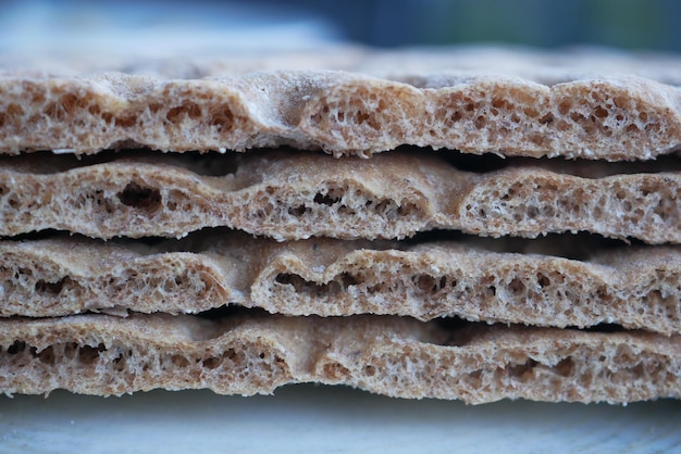 Cerca de galletas dulces en mesa de madera