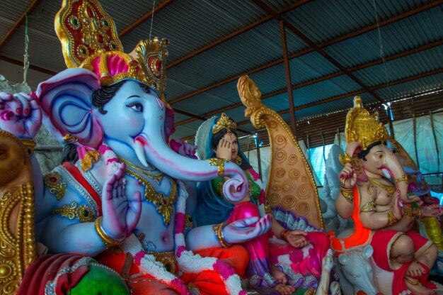 Cerca de Ganesha Idol en un taller de artistas durante el Festival de Ganesha