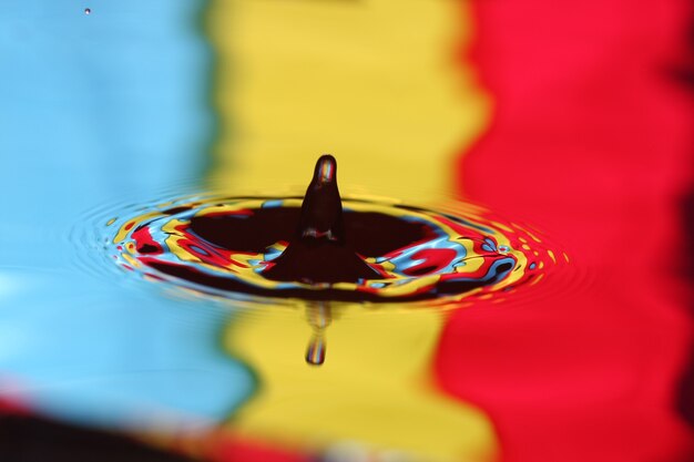 Foto cerca de una gota de agua que cae e impacta con un cuerpo de agua