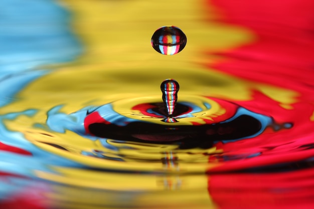 Foto cerca de una gota de agua que cae e impacta con un cuerpo de agua