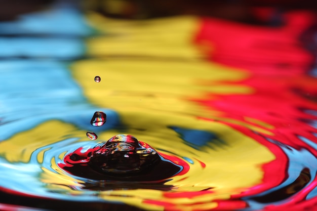 Foto cerca de una gota de agua que cae e impacta con un cuerpo de agua