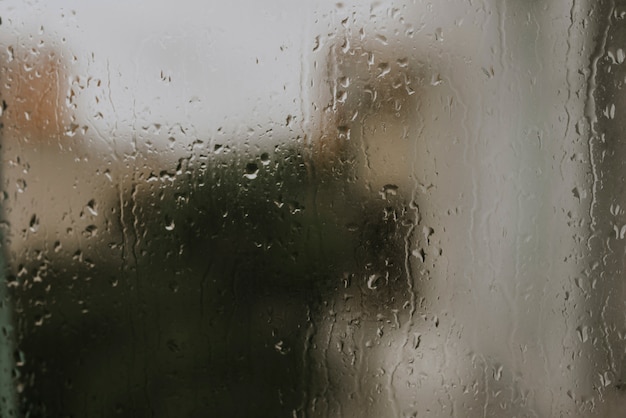 Cerca de gotas de agua de lluvia sobre el cristal