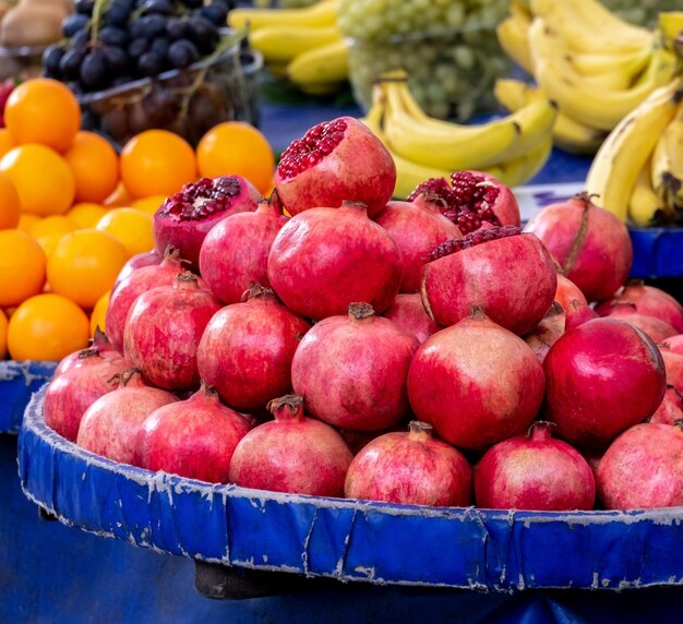 Foto cerca de las granadas frescas maduras en el mercado de comida callejera concepto de alimentación saludable y vegetariana