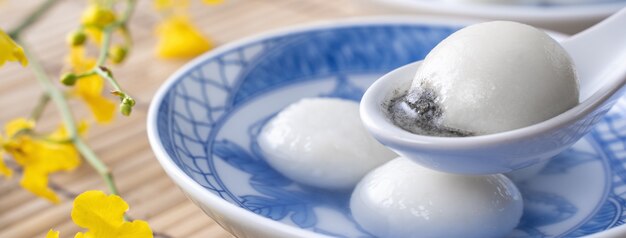 Cerca de grandes tangyuan yuanxiao (bolas de bola de masa de arroz glutinoso) para el festival del solsticio de invierno y la comida del año nuevo lunar chino