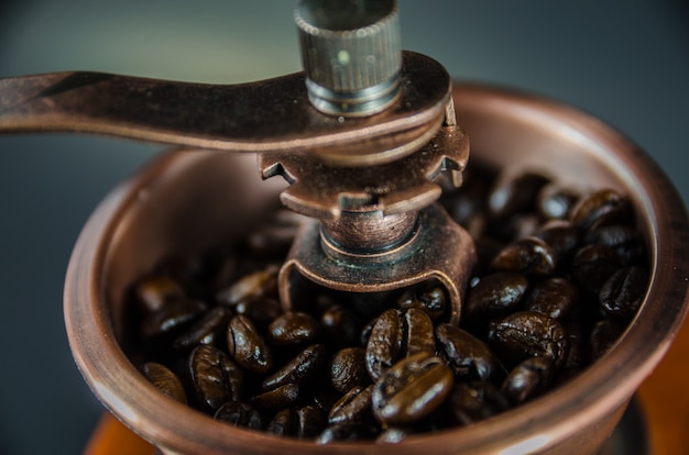 Cerca de los granos de café en el molinillo de café