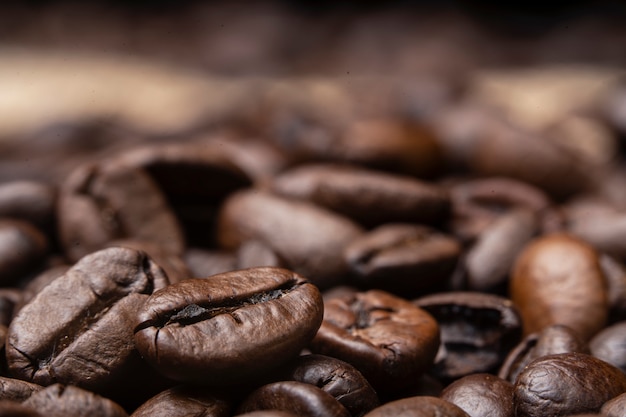 Cerca de granos de café tostado