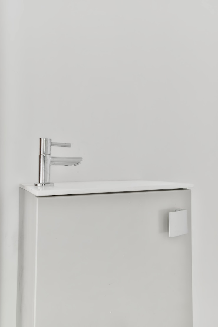 Foto cerca del grifo de lujo en un elegante baño