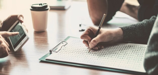 De cerca. grupo de empleados analizando datos financieros. concepto de negocio.