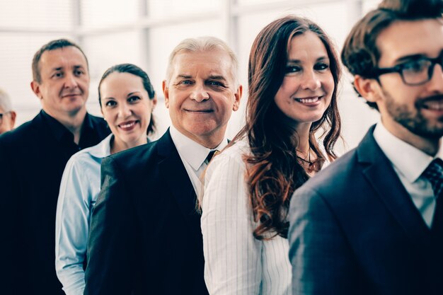 De cerca. grupo de empleados personas de pie en una fila