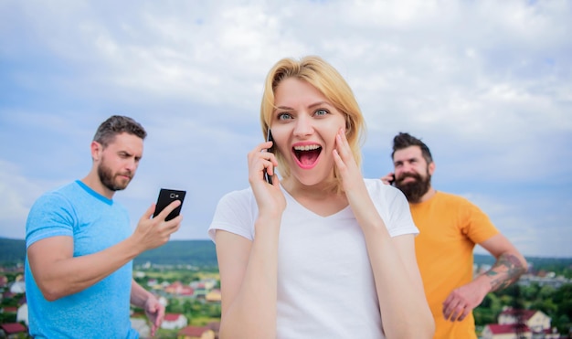 Cerca de un grupo de jóvenes con smartphones Amigos un