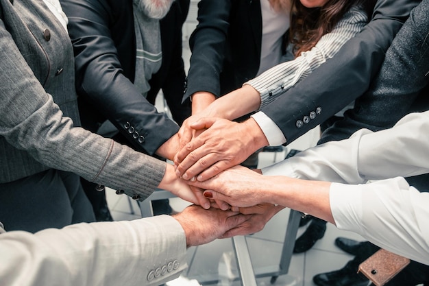 Foto de cerca. un grupo de profesionales diversos mostrando su unidad