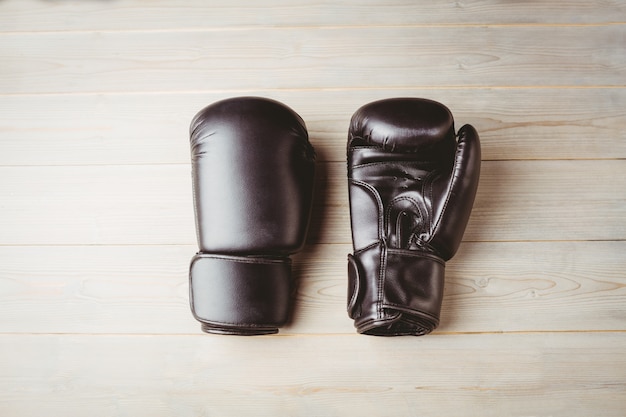 Cerca de guantes de boxeo negros