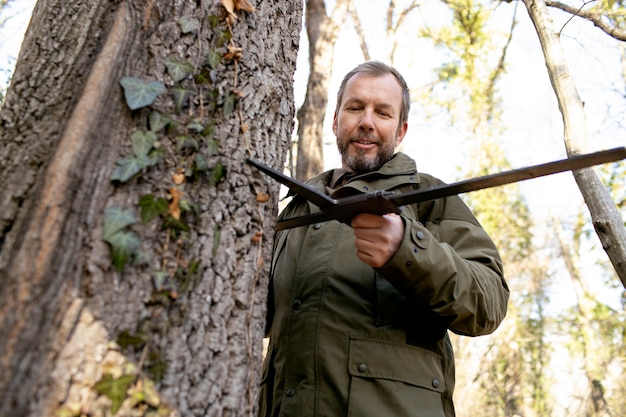 Cerca de guardaparques en el bosque