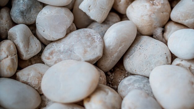 Cerca de guijarros blancos naturales, textura de grava de piedra decorativa para el fondo y el diseño.