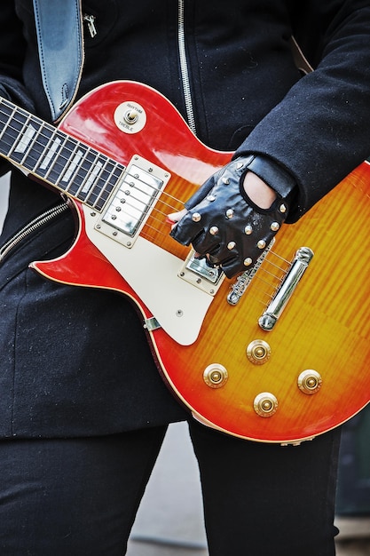 Cerca de un guitarrista con guitarra eléctrica