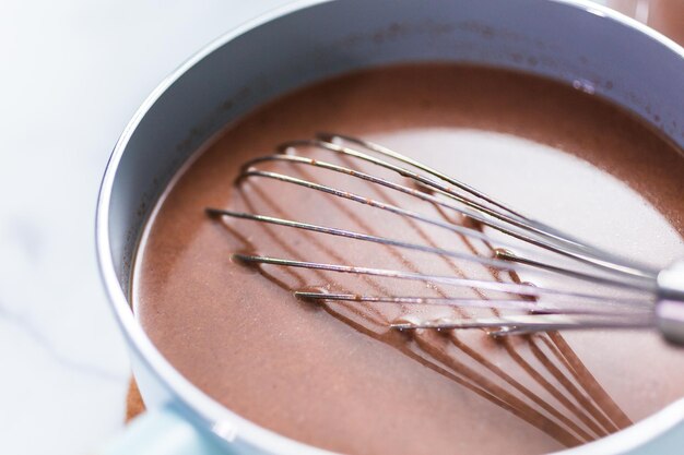 De cerca. Hacer chocolate caliente americano en una olla pequeña.