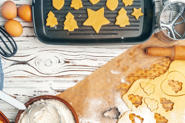 Cerca de hacer el proceso de galletas de pan de jengibre navideño de vacaciones